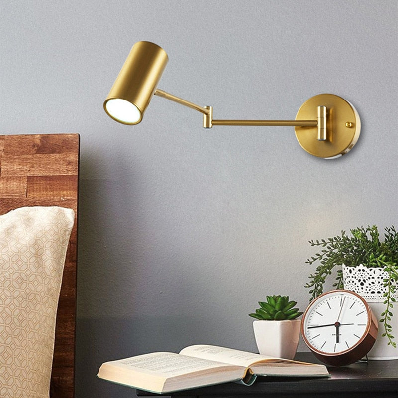 Lámpara de pared de latón, con brazo giratorio. Perfecta para iluminación focal en diseño de interiores.