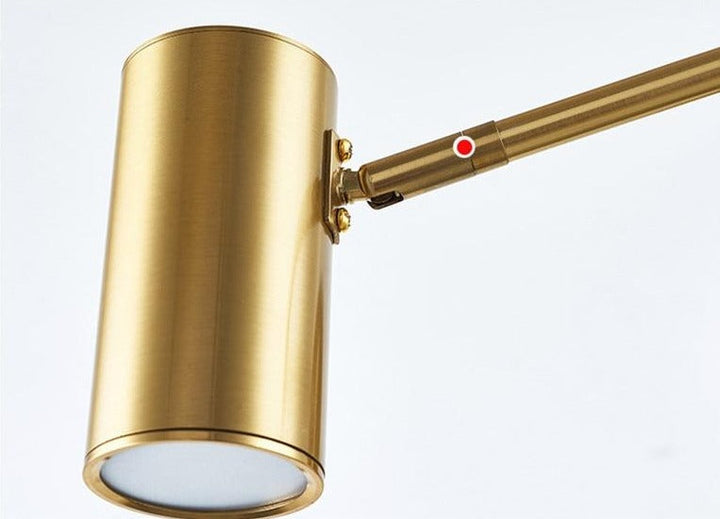 Lámpara de pared articulada en latón cepillado. Aplique moderno para luz puntual en oficina o lectura.