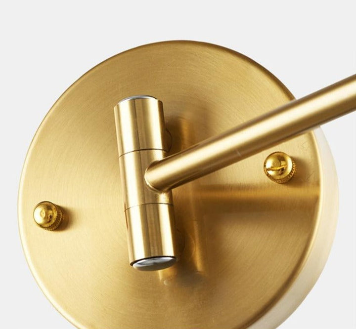 Luz de pared dorada, estilo nórdico. Lámpara giratoria de latón para un diseño interior elegante.