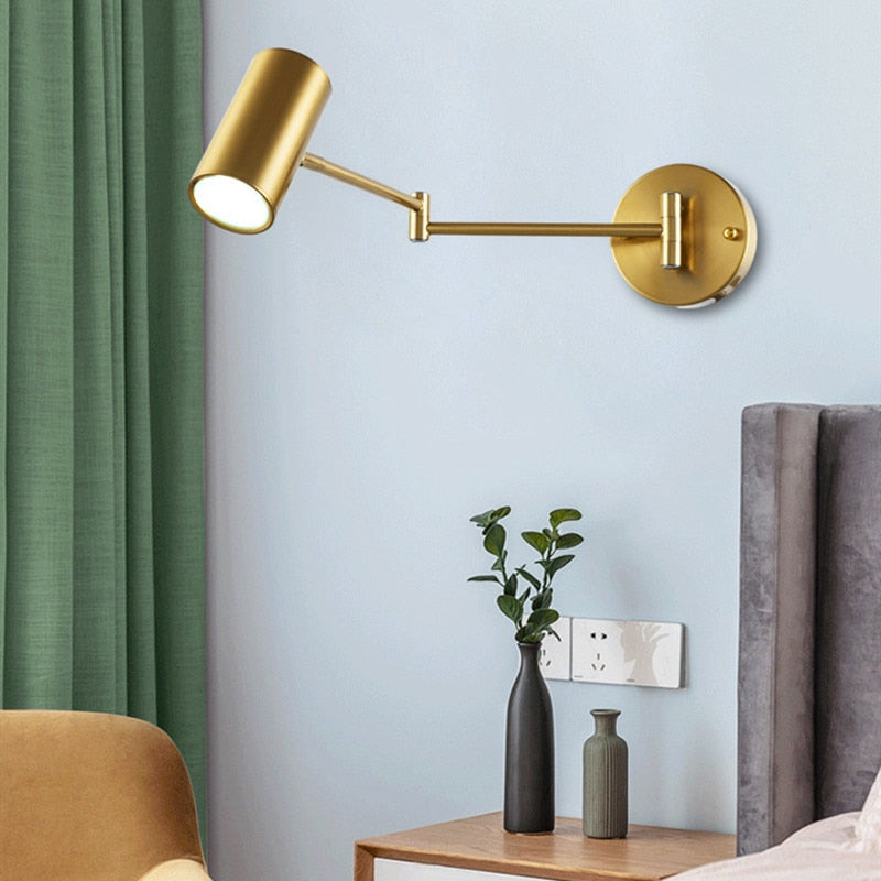 Aplique de pared ajustable, acabado latón dorado. Perfecta para luz direccional en oficina o lectura.