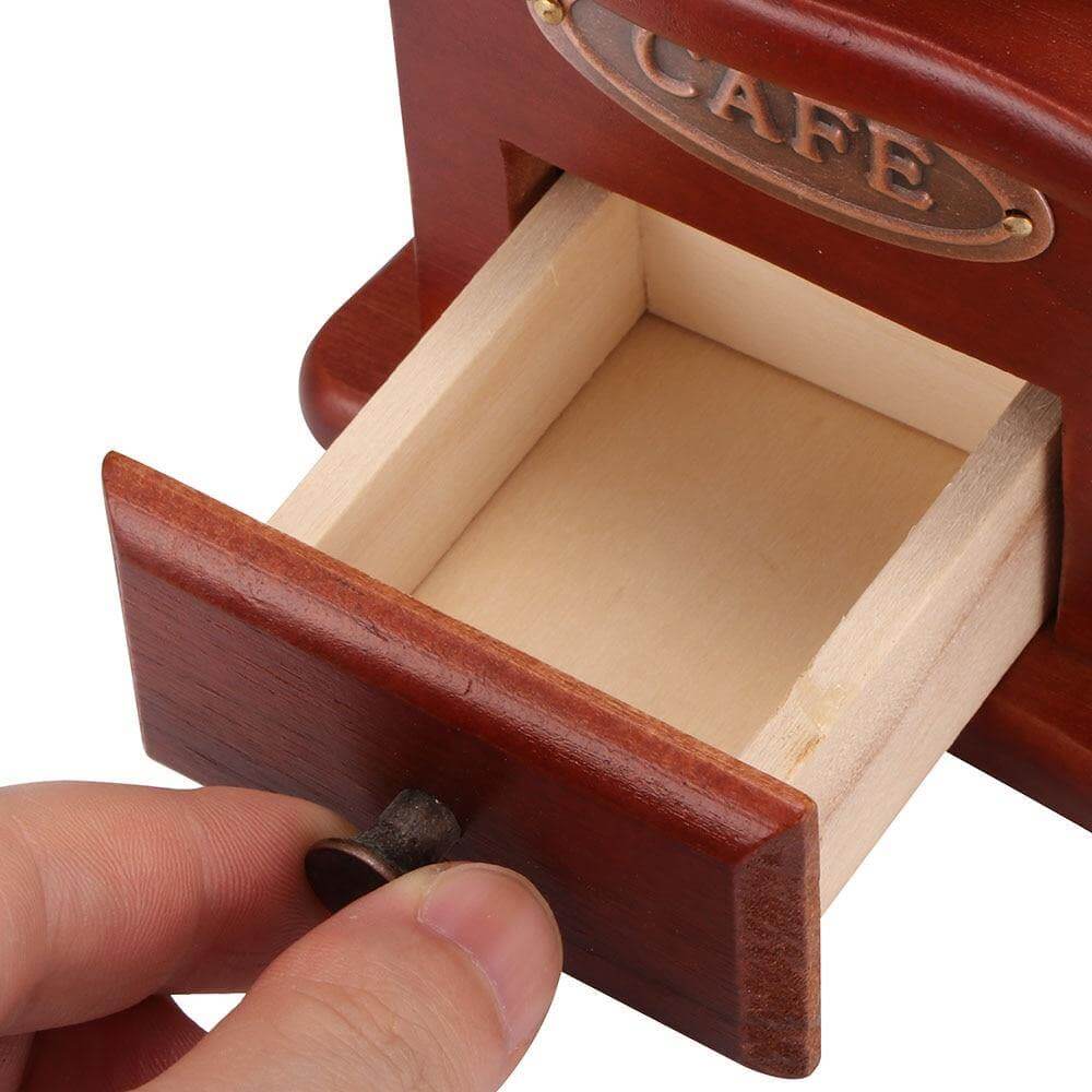 Molino manual de café con cuerpo de madera y mecanismo de molienda para café fresco.