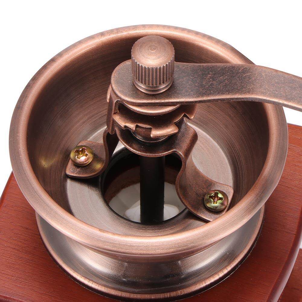 Molino de café manual vintage sobre encimera, listo para preparar café casero fresco y aromático.
