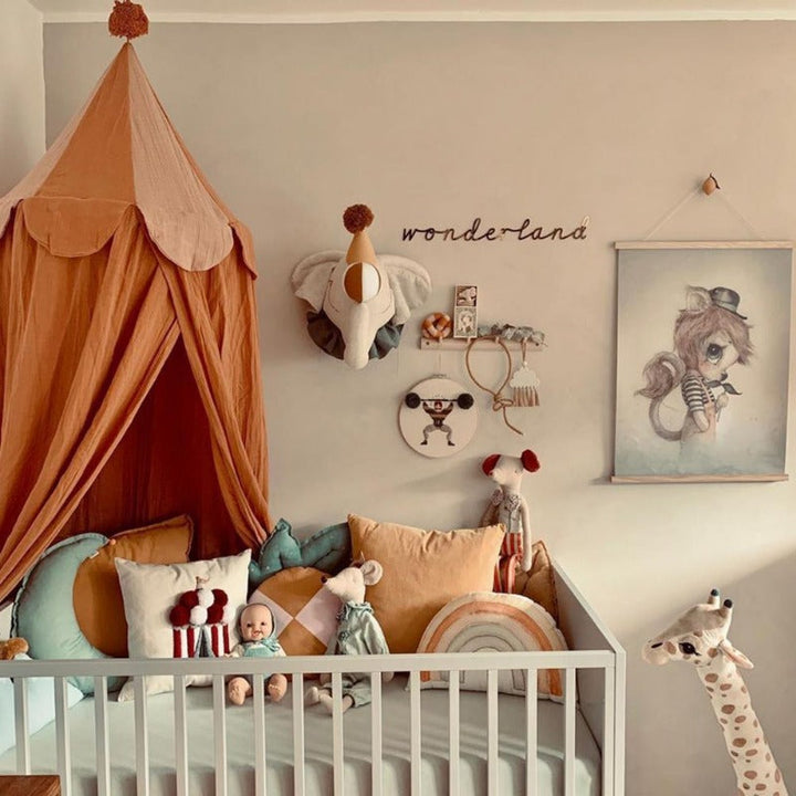 Dosel de cuna infantil de chiffon con diseño de circo. Perfecto para decorar habitaciones de niños y guarderías.