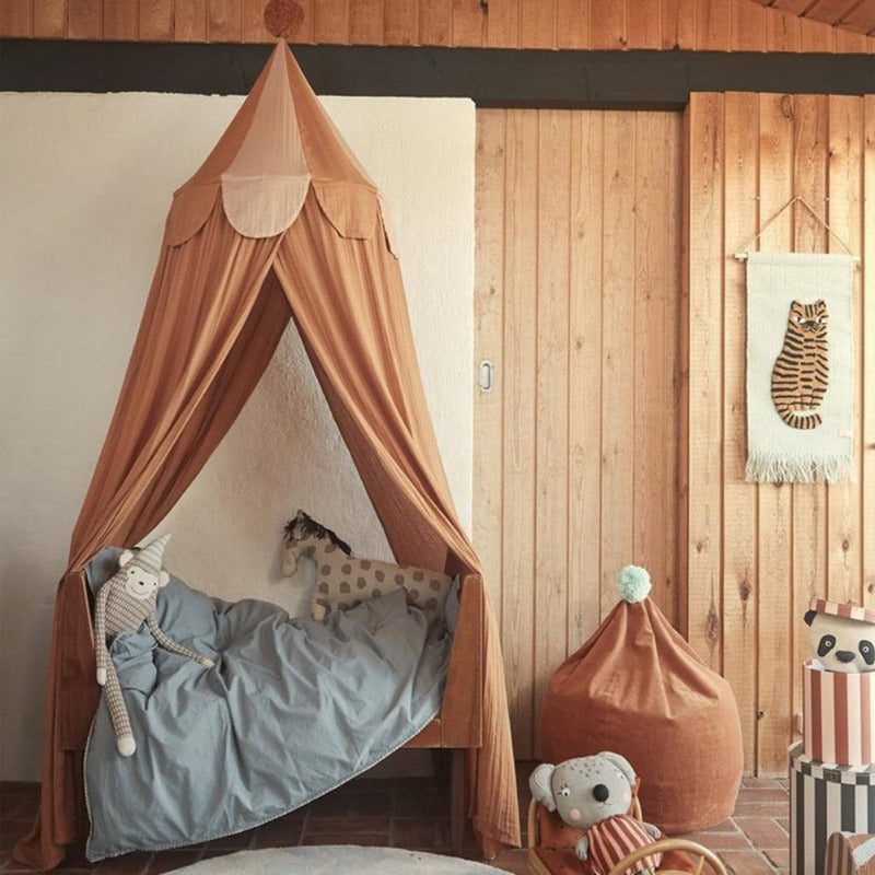 Decoración infantil con dosel de cuna de chiffon. Tema de circo, convierte la habitación en un refugio mágico.