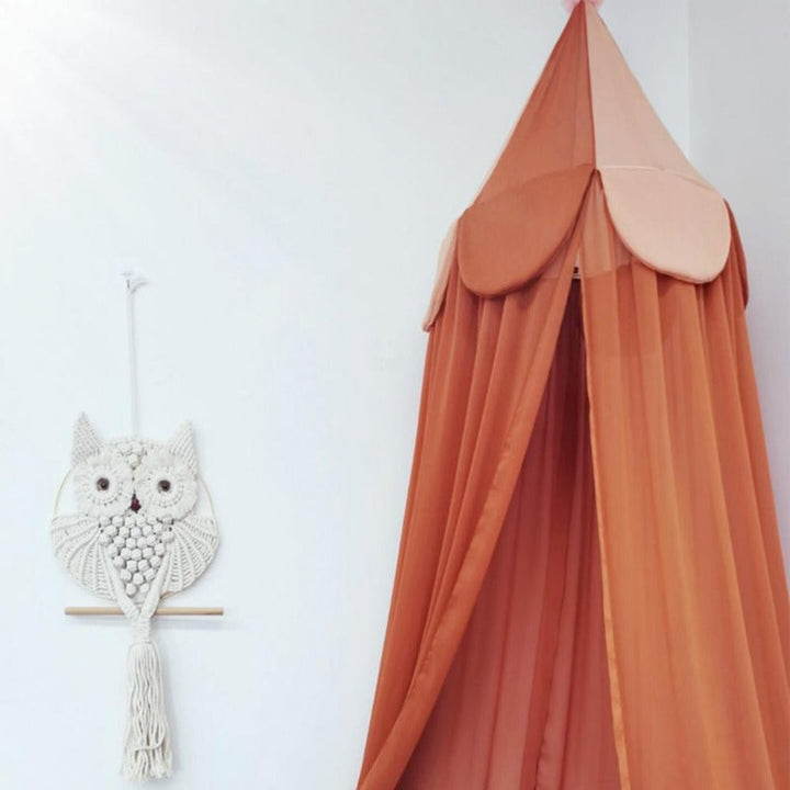 Refugio mágico con dosel de cuna infantil de chiffon. Diseño de circo, ideal para guardería o habitación de niños.
