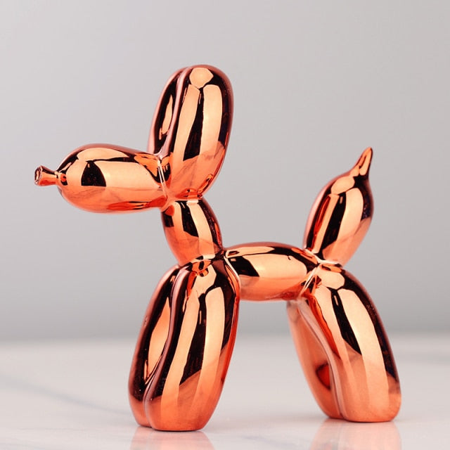 Figura moderna de perro globo brillante. Adorno metálico para interiores y decoración.