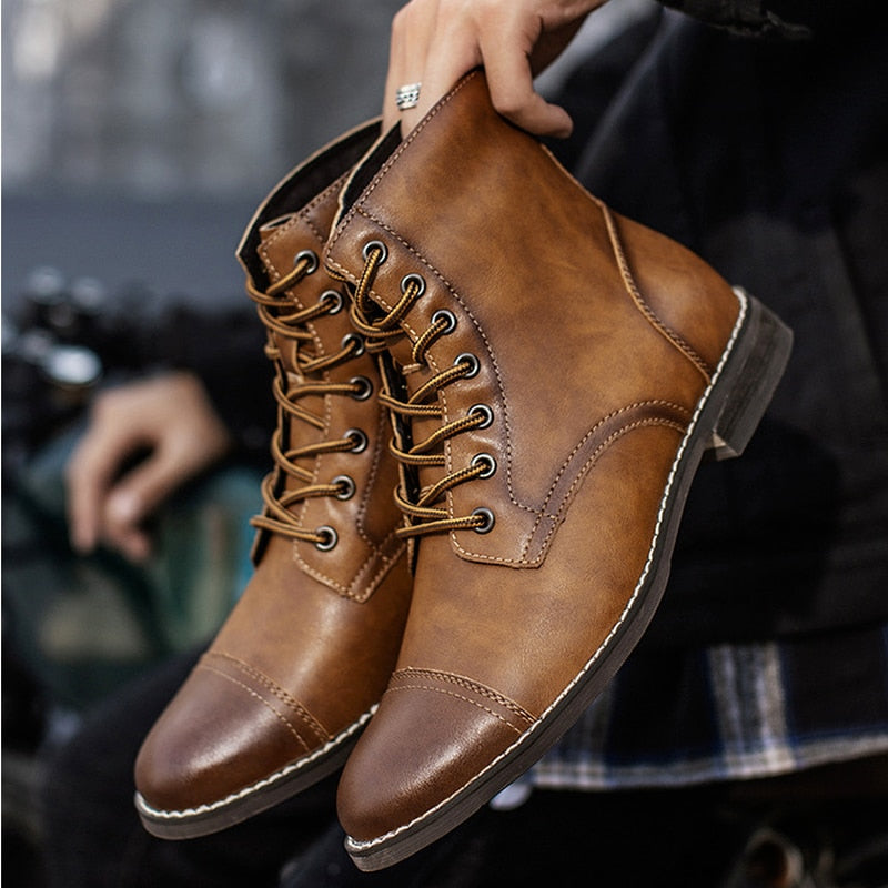 Primer plano de botas de hombre con cordones. Calzado masculino elegante de caña media para un look formal.
