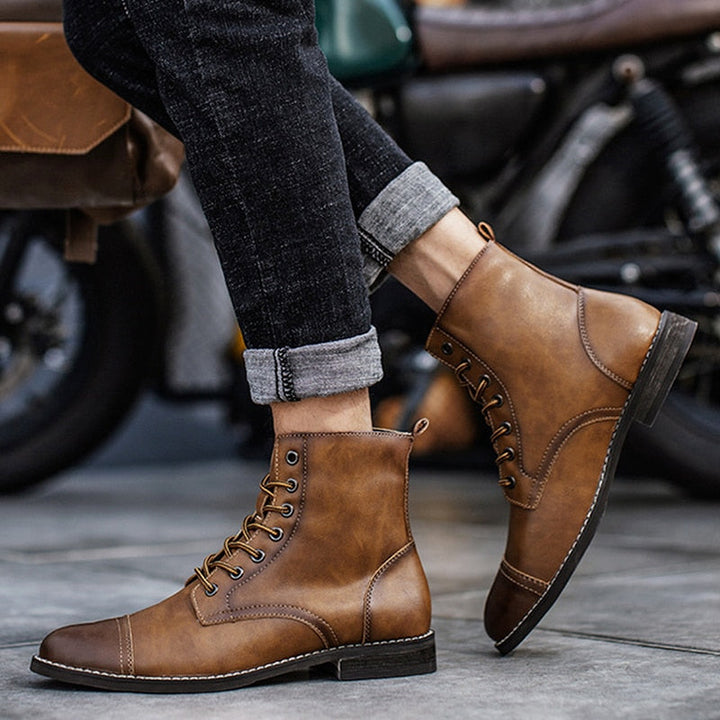 Botas de hombre elegantes y versátiles, caña media con cordones. Calzado perfecto para un estilo formal diario.