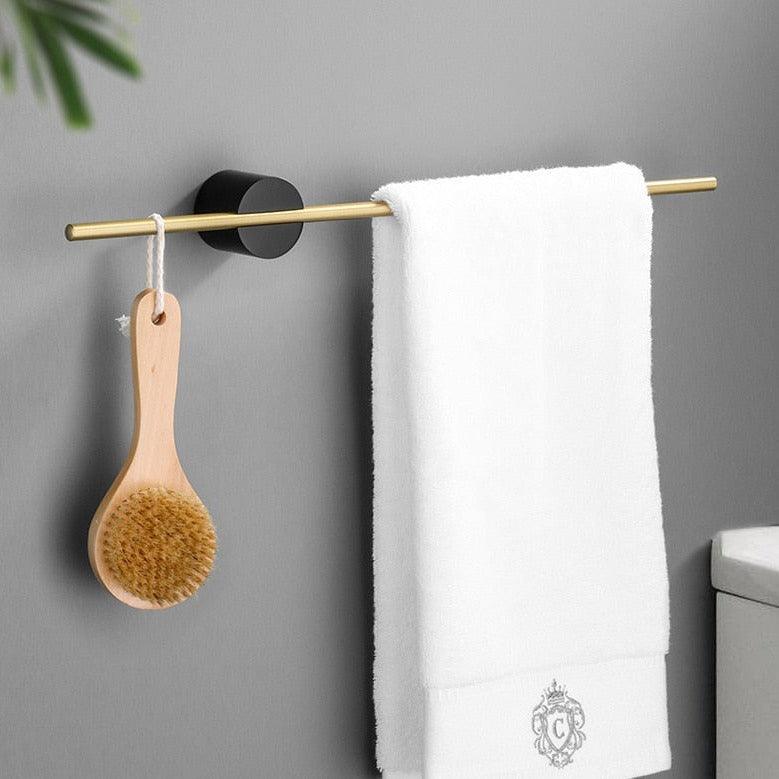 Elegante toallero de pared con perfil delgado, ajustable para diferentes tamaños de toallas.