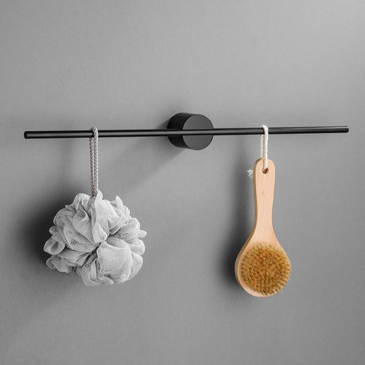 Toallero de pared compacto y ajustable para optimizar el espacio en baños modernos.