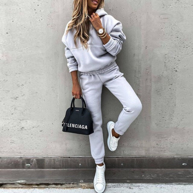 Chándal de mujer cómodo y versátil, ideal para estilo casual, viajes o invierno. Sudadera y pantalones de algodón.