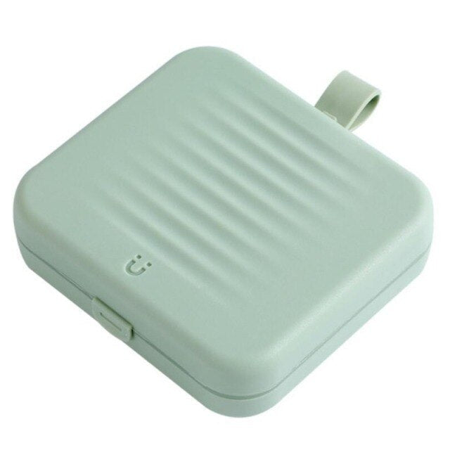 Kit de costura portátil con estuche compacto, ideal para reparaciones rápidas en viajes y hogar.