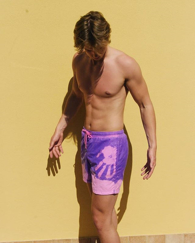 Shorts de baño mojados revelando su patrón de cambio de color. Diversión garantizada en piscina y playa para toda edad.