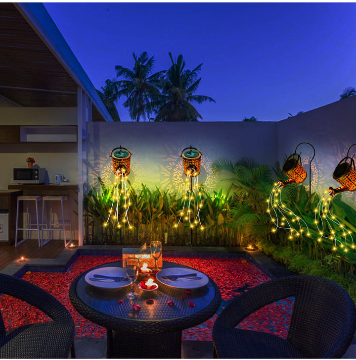 Varias lámparas solares en forma de regadera embelleciendo un jardín, iluminación exterior creando ambiente único.