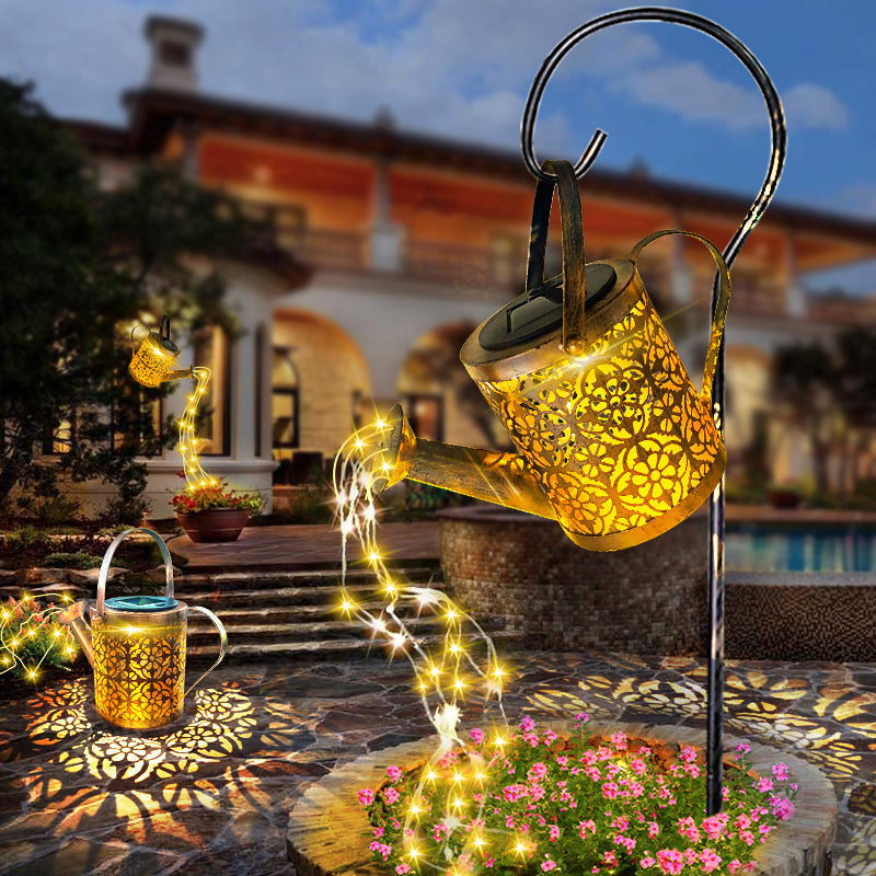 Iluminación solar decorativa para jardín, lámpara tipo regadera creando ambiente cálido en espacios exteriores.