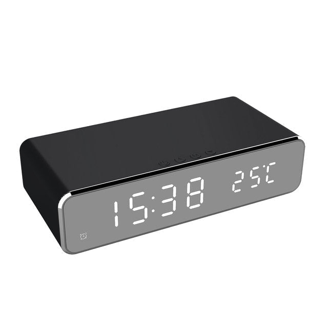 Moderno reloj despertador digital con pantalla LED, cargador inalámbrico Qi 10W. Perfecto para mesita de noche u escritorio.
