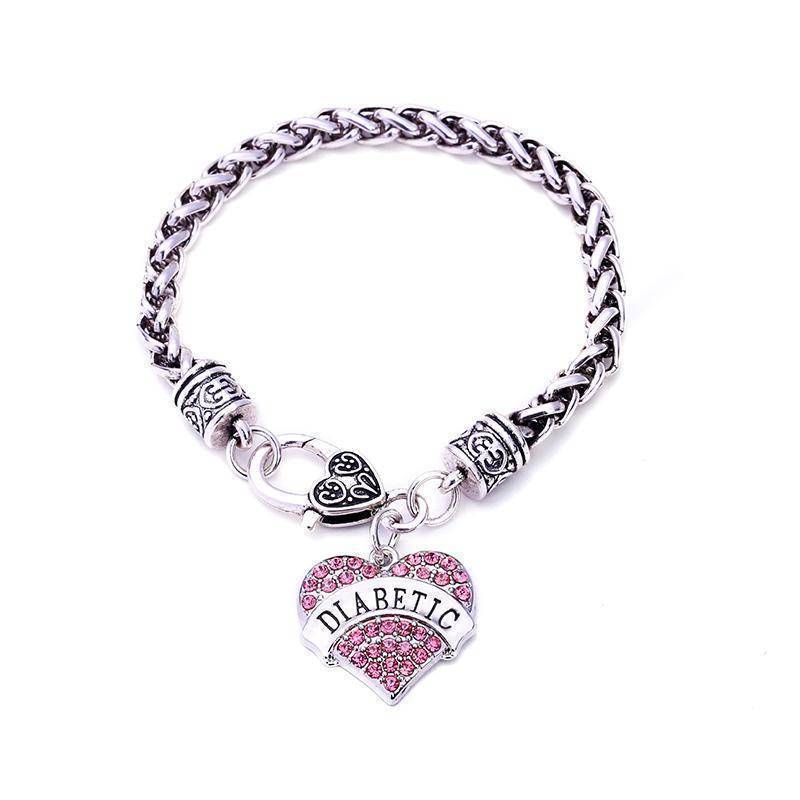 Accesorio de seguridad para mujeres diabéticas. Pulsera alerta médica con diseño de corazones de cristal, salud y estilo.