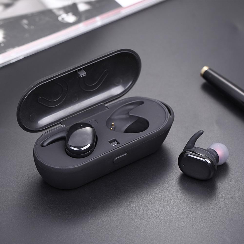 Persona activa usando auriculares inalámbricos impermeables mini. Ideal para música y llamadas durante el ejercicio.