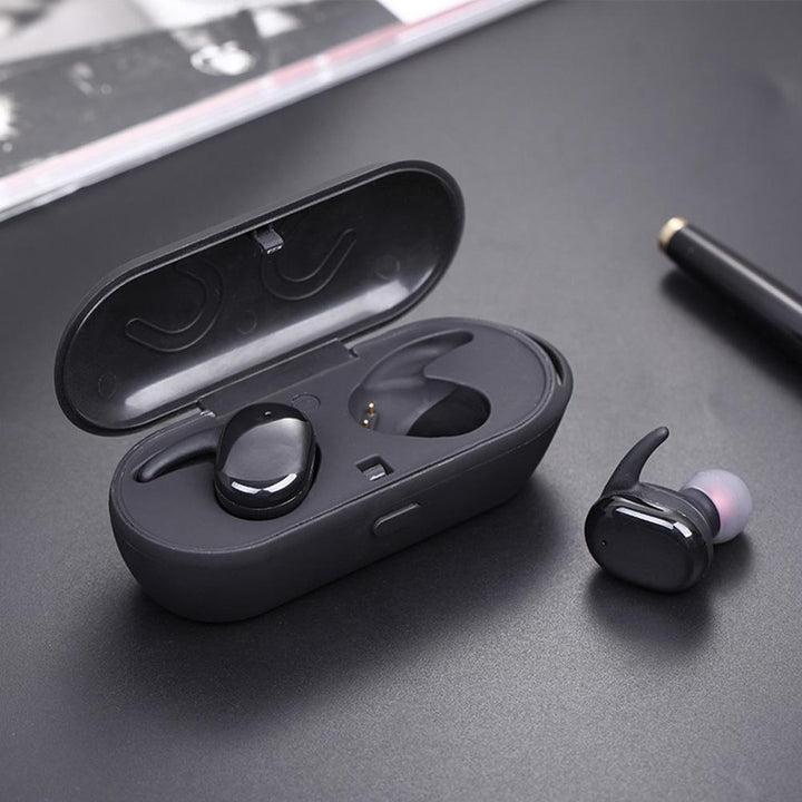 Persona activa usando auriculares inalámbricos impermeables mini. Ideal para música y llamadas durante el ejercicio.
