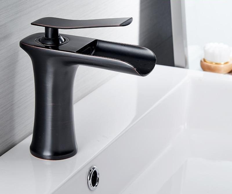 Grifo de diseño cascada para baño, monomando, acabado premium para un hogar chic.