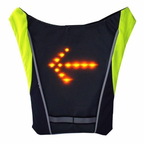 Ciclista con chaleco LED de alta visibilidad, mostrando una señal de giro a la derecha claramente.