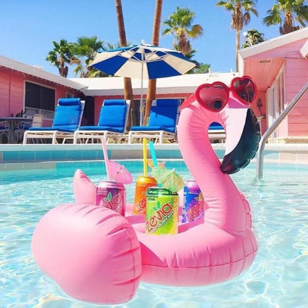Práctico portavasos flotante flamenco para mantener tus bebidas favoritas a flote en la piscina.