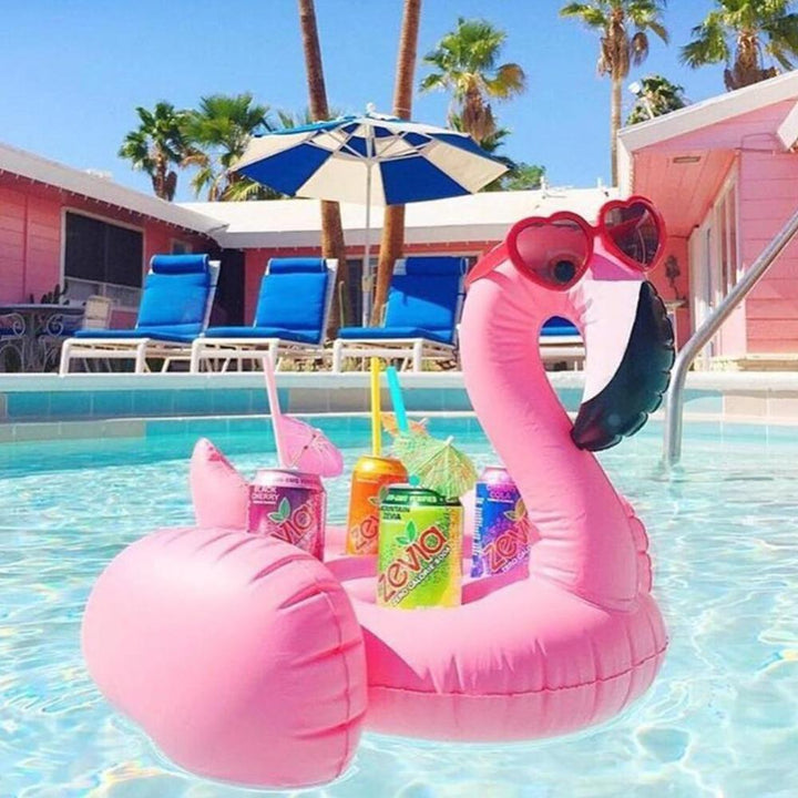 Práctico portavasos flotante flamenco para mantener tus bebidas favoritas a flote en la piscina.