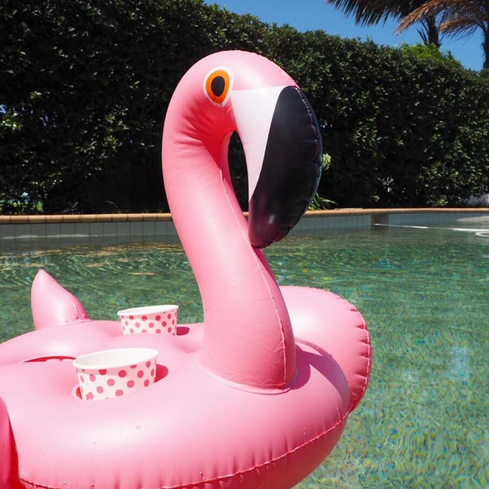 Portavasos flotante ecológico en forma de flamenco, para disfrutar bebidas en la piscina con estilo.