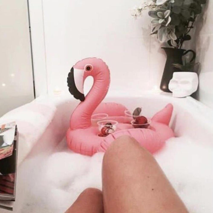 Colorido portavasos flotante de flamenco rosa para bebidas de piscina en días soleados y calurosos.