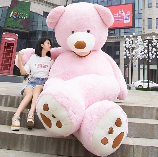 Muñeco de peluche gigante de poliéster suave y duradero, ideal como compañero de juego y decoración infantil.