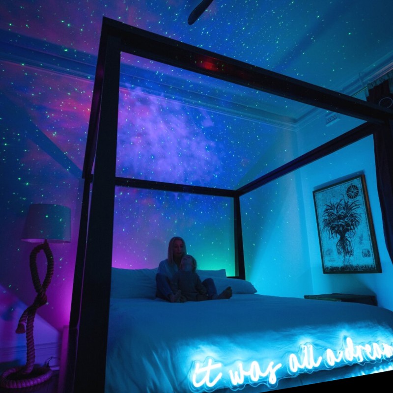 Proyector de luz nocturna de galaxia con estrellas, nebulosa y altavoz Bluetooth integrado.