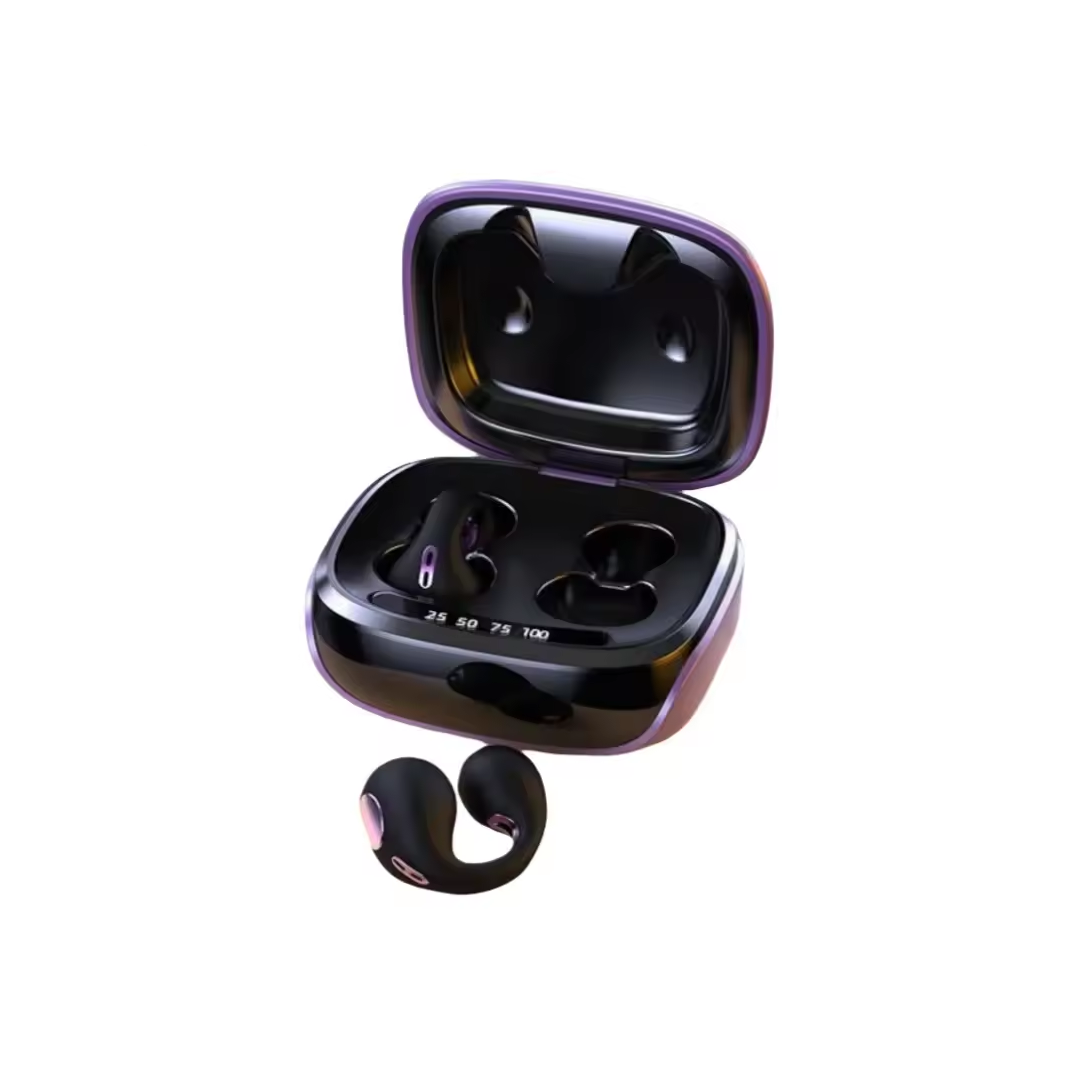 Modelo con auriculares inalámbricos de conducción ósea, destacando su ajuste discreto y seguro.