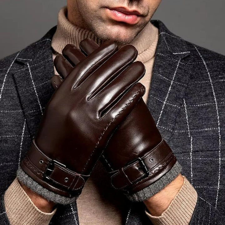 Hombre usando guantes de invierno táctiles y cálidos, mostrando su ajuste y comodidad.