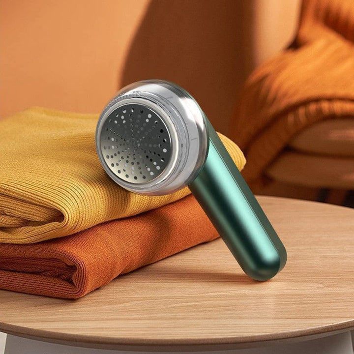 Quitapelusas eléctrico de ropa, diseño ergonómico y eficiente para eliminar pelusas y revitalizar tejidos.