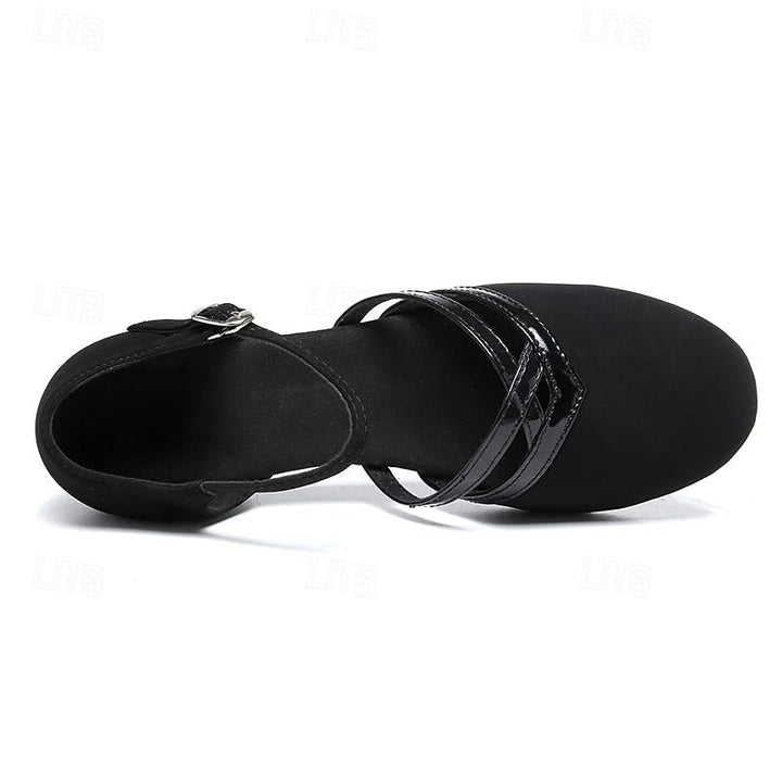 Primer plano de zapatos de baile latinos de mujer, mostrando detalles del tacón y la suela flexible para salsa.