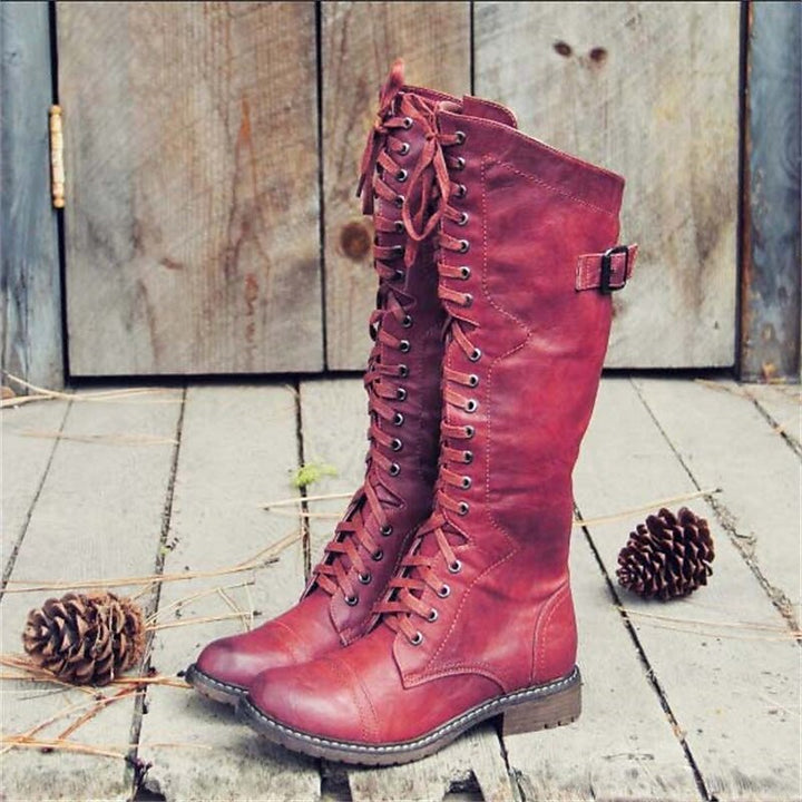 Calzado femenino: botas altas con cordones, diseño atemporal y sofisticado para un look chic y moderno.