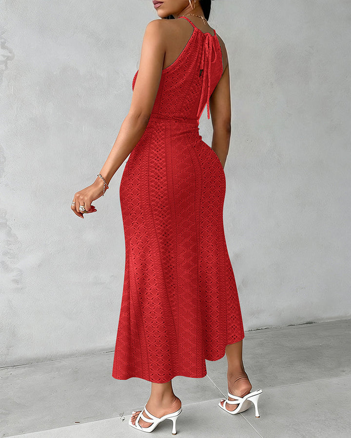 Vestido midi sin mangas con abertura y escote halter, ideal para mujer.