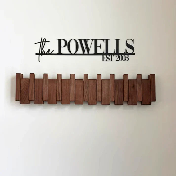 Perchero de pared estilo piano en nogal, organizador moderno para entrada y recibidor.