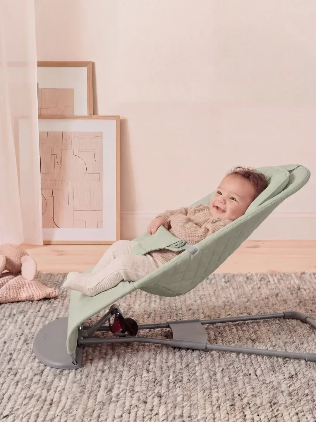 Columpio de bebé ergonómico, diseño plegable para fácil almacenamiento, ideal recién nacidos.