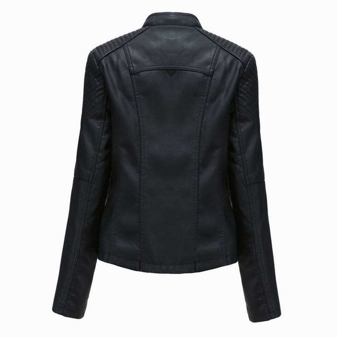 Chaqueta biker mujer de piel sintética con cremallera asimétrica, perfecta para estilo urbano y casual.