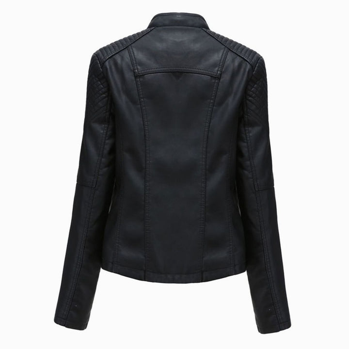 Chaqueta biker mujer de piel sintética con cremallera asimétrica, perfecta para estilo urbano y casual.