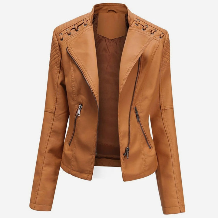 Abrigo entallado de mujer, estilo biker en piel sintética negra, ideal para un look moderno y chic.