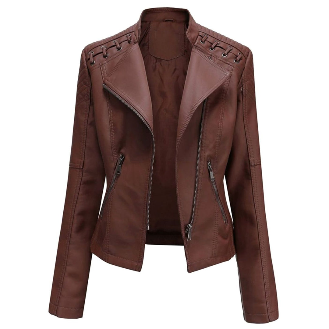 Moderna chaqueta biker de mujer para estilo callejero, piel sintética y cremallera asimétrica. Ropa urbana versátil.