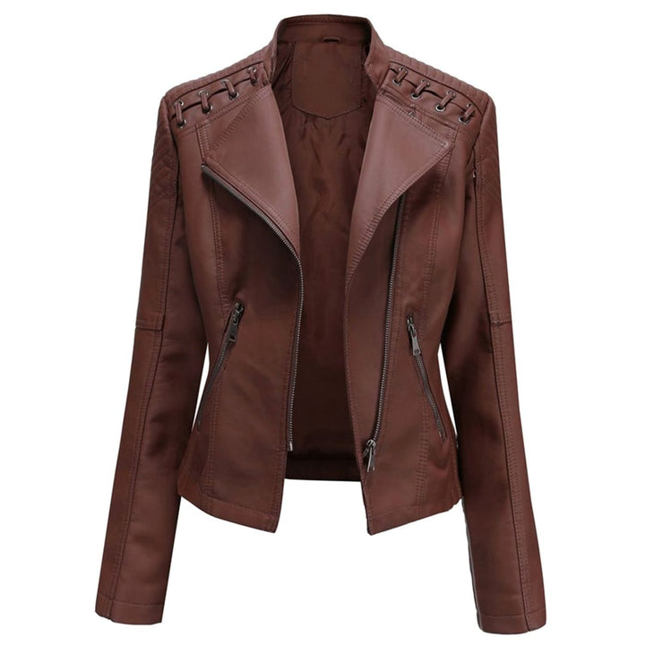 Moderna chaqueta biker de mujer para estilo callejero, piel sintética y cremallera asimétrica. Ropa urbana versátil.