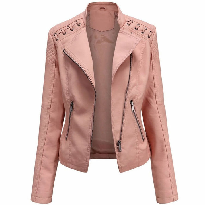 Ropa exterior de mujer: chaqueta biker de piel sintética, corte entallado y cremallera asimétrica. Moda urbana.