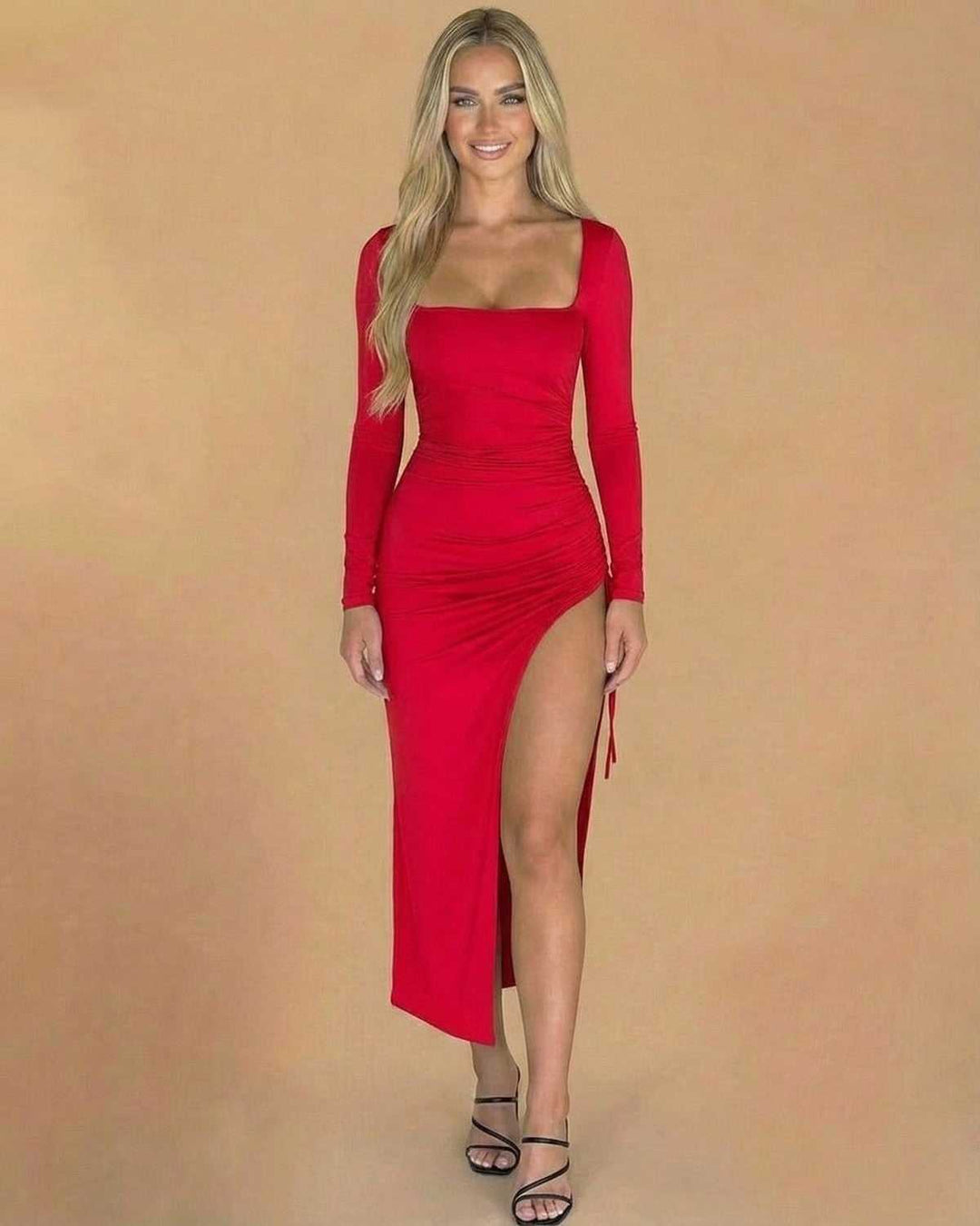 Mujer luciendo vestido blanco midi ajustado, manga larga, escote cuadrado y abertura lateral, muy elegante.