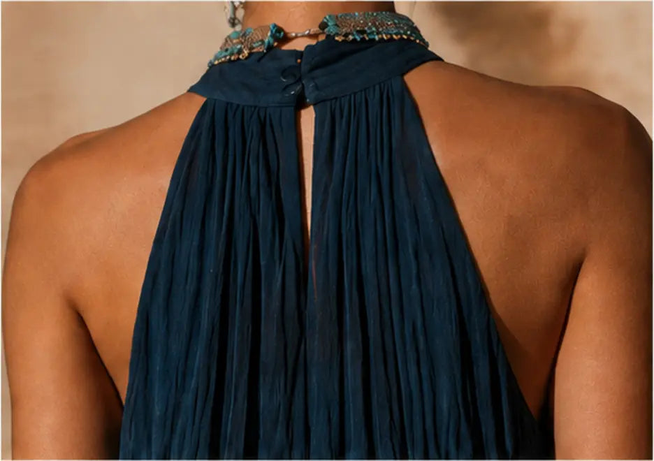 Vestido largo degradado para mujer con cuello halter, diseño fluido y elegante, ideal para eventos de verano.