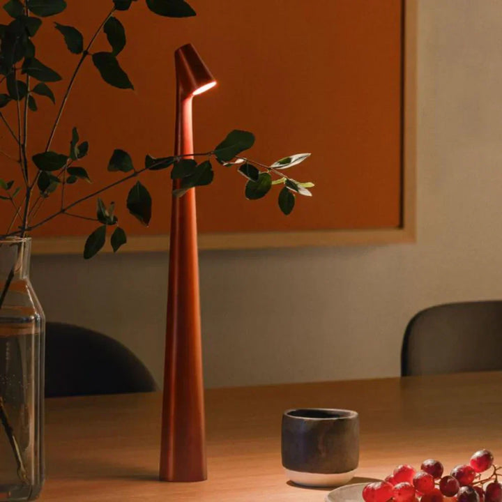 Lámpara de mesa LED nórdica inalámbrica sobre mesa auxiliar, iluminación ambiente decorativa.