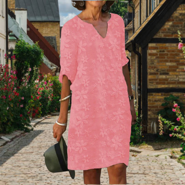 Elegante vestido floral de mujer con escote V y manga 3/4, perfecto para un look relajado de verano.