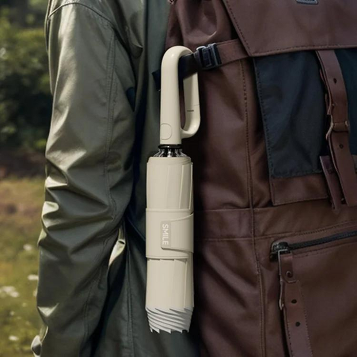 Paraguas protector abierto resistiendo fuertes vientos, ideal para lluvia intensa y actividades exteriores.